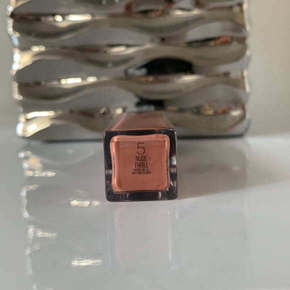Maybelline Color Sensational Vivid Matte Liquid in “Nude Thrill” - Picture 3 of 4